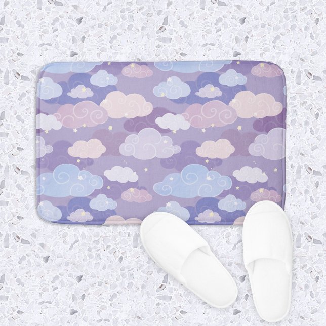 Alfombrilla De Baño Espectacular patrón de nubes pasteles y estrellas (Whimsical Purple Clouds & Sky Pattern Bath Mat)