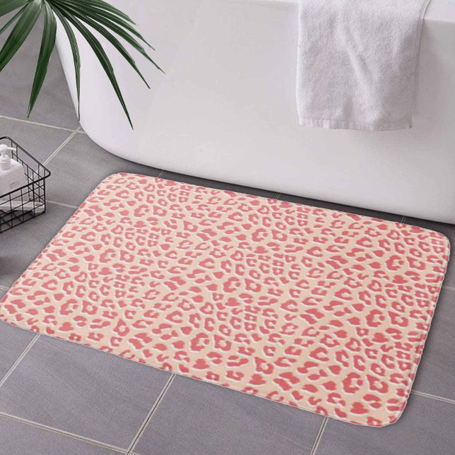 Alfombrilla De Baño Estampado de leopardo blanco coral (Coral White Leopard Print Bath Mat by Looly Elzayat
)