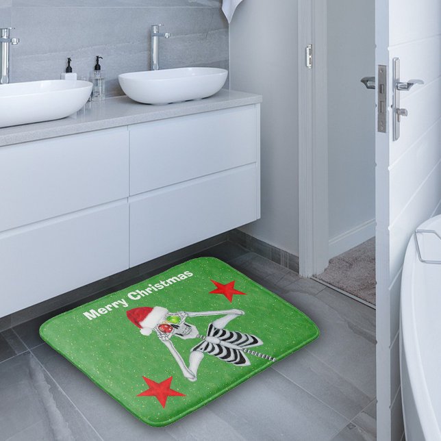 Alfombrilla De Baño Felices Navidades Skeleton Ornament Oyes Stars Gre (Fun Merry Christmas green bath decor on bath rug with skeleton, Santa Hat, Red Stars and ornaments.)