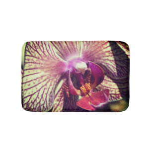 Alfombrilla De Baño Flor de orquídeas púrpuras a rayas se acerca