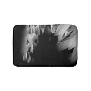 Alfombrilla De Baño Flores De Corazón Sangrante En Blanco Y Negro