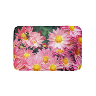 Alfombrilla De Baño Flores De Daisy Rosadas Y Abeja De Bumble