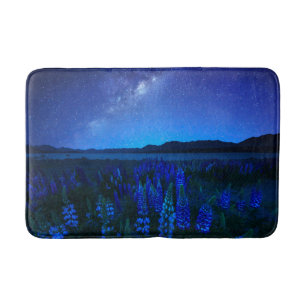 Alfombrilla De Baño Flores Lupines en flor en el lago nocturno Tekap