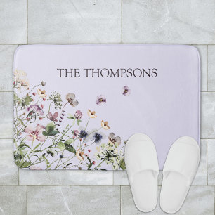 Alfombrilla De Baño Flores silvestres moradas con acuarela y monograma