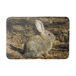 Alfombrilla De Baño Foto de conejo pequeño conejo en la naturaleza del