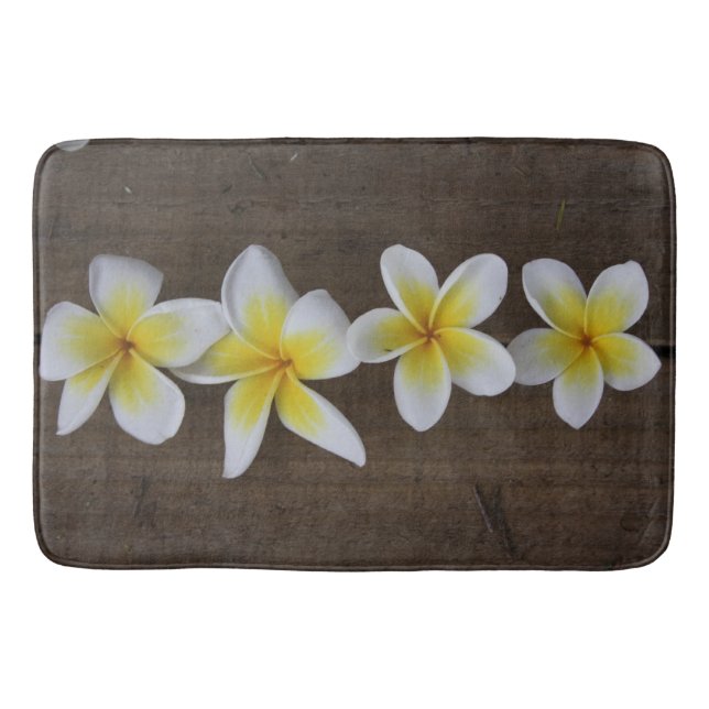Alfombrilla De Baño Frangipanis Plumeria en madera rústica (Anverso)