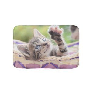 Alfombrilla De Baño Gatito en una cesta
