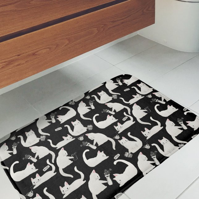 Alfombrilla De Baño Gatos malos tocando cosas, gatos blancos sobre neg (Bad Cats Knocking Stuff Over Bath Mat)