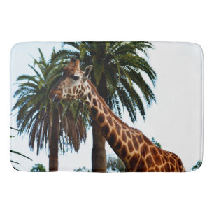 Alfombrilla De Baño Giraffe Graciosa Dando Una Frambuesa,