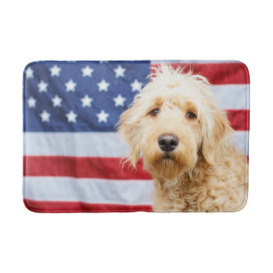Alfombrilla De Baño Goldendoodle con bandera estadounidense
