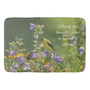 Alfombrilla De Baño Goldfinch en una flor harebell