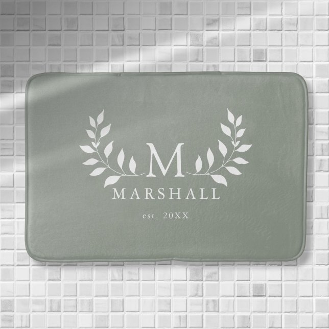 Alfombrilla De Baño Green Modern Elegant Floral Monograma Nombre de la (Green Modern Elegant Floral Monogram Family Name Bath Mat)