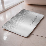 Alfombrilla De Baño Guion Monograma Plateado Negro Brillo Nombre Femen<br><div class="desc">Alfombras de Baño con Monograma de Metal Plateado Falso Brillante Brillo Metal Cepillado. Esto hace el regalo perfecto para graduación,  cumpleaños,  boda,  ducha de novia,  aniversario,  ducha de bebé o fiesta de despedida de soltera para alguien que ama el lujo glamuroso y los estilos chic.</div>