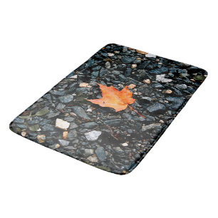 Alfombrilla De Baño Hoja naranja sobre rocas negras