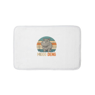 Alfombrilla De Baño Hombres Moo Deng_ Bebé Adorable Hippo, Retro Sunse