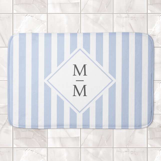 Alfombrilla De Baño Iniciales monogramas tiras blancas y negras polvor (Monogram initials dusty light blue white stripes bath mat)
