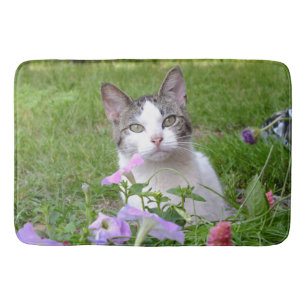 Alfombrilla De Baño Kitty en el matorral de Petunias