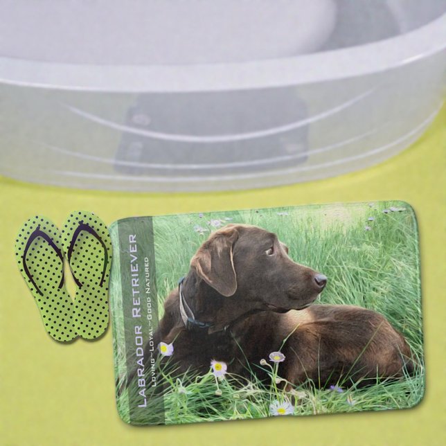Alfombrilla De Baño Labrador en flores de hierba y púrpura (Labrador Retriever in grass bath mat. )