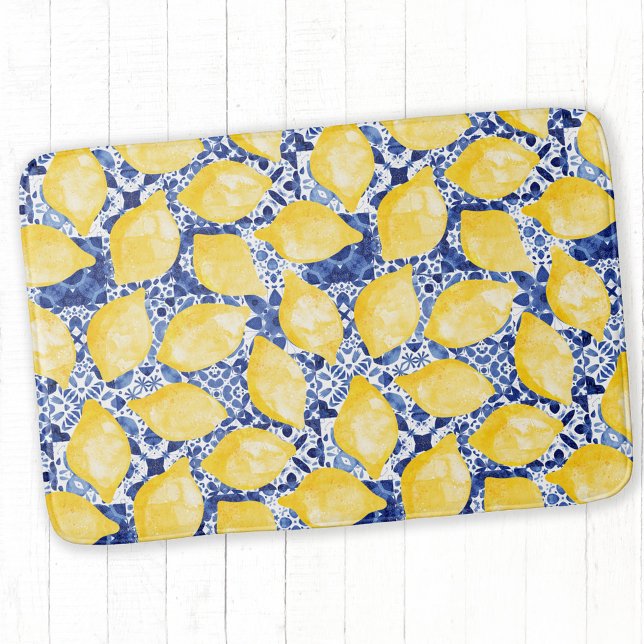Alfombrilla De Baño Lemon Citrus Mediterranean Blue White Tile (Mediterranean yellow watercolor lemons on a blue and white tile pattern background on a bath mat)