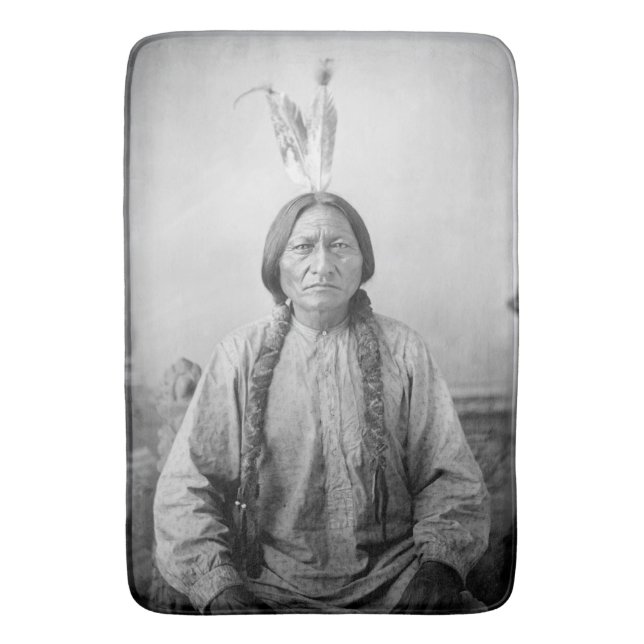 Alfombrilla De Baño Líder lakota sacudiendo a indígenas norteamericano (Frente vertical)