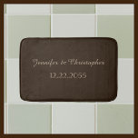 Alfombrilla De Baño Mat de baño de peluche de color marrón y moro<br><div class="desc">Esta alfombra de baño de lujo puede ser cualquier color de fondo que seleccione - sólo haga clic en Personalizar. El fondo es un marrón oscuro neutro; dos líneas de personalización son bronceadas. Un gran regalo para un boda. Todos los derechos reservados © 2015 Alan & Marcia Socolik.</div>