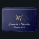 Alfombrilla De Baño Moderno Monograma Azul Cute Nombres Bodas recién c<br><div class="desc">Monograma Azul Cute Moderno Nombres De Bath Boda Recién Contratado. Moda estilizada y personalizada alfombra de baño azul marino y oro monogramado. Guión clásico para el apellido monogramado inicial, los nombres de la novia y el novio y la fecha en un fondo azul marino de la moda. Un regalo perfecto...</div>