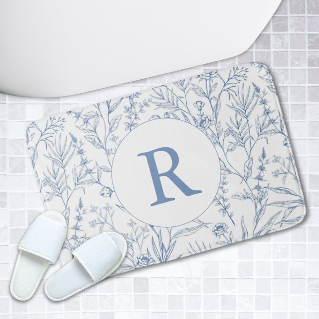 Alfombrilla De Baño Monograma de baño azul y floral blanco (Dainty Blue & White Floral Monogram Bath Mat
)