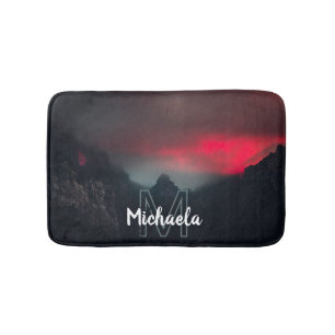 Alfombrilla De Baño Monograma de nubes, niebla y montañas quemadas