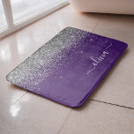 Alfombrilla De Baño Monograma de Purpurina de color morado plateado Gi<br><div class="desc">Palabras de guion de vibración de brillo de color púrpura y plateado Monograma Nombre de máscaras de baño Esto hace que la graduación perfecta, el cumpleaños, la boda, la ducha de novia, el aniversario, la ducha de bebé o la fiesta de soltera sea un regalo para alguien que ama el...</div>
