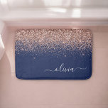 Alfombrilla De Baño Monograma de Purpurina rosa Rubor Rosa azul de la<br><div class="desc">Azul marino y oro Rosa - Rubor de imitación rosada Purpurina guión Monograma nombre Bath Mats. Esto hace que la graduación perfecta, el cumpleaños, el boda, la ducha de novia, el aniversario, la ducha de bebé o la fiesta de soltera sea un regalo para alguien que ama el lujo glam...</div>