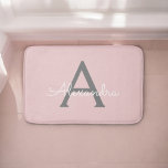 Alfombrilla De Baño Monograma de Rubor Gris rosa moderno con guión de<br><div class="desc">Matas de baño con el nombre del monograma de escritura simple rosa y gris. Esto hace que la graduación perfecta, el cumpleaños, la boda, la ducha de novia, el aniversario, la ducha de bebé o la fiesta de soltera sea un regalo para alguien que ama el lujo glam y los...</div>
