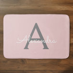 Alfombrilla De Baño Monograma de Rubor Gris rosa moderno con guión de<br><div class="desc">Matas de baño con el nombre del monograma de escritura simple rosa y gris. Esto hace que la graduación perfecta, el cumpleaños, la boda, la ducha de novia, el aniversario, la ducha de bebé o la fiesta de soltera sea un regalo para alguien que ama el lujo glam y los...</div>