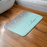 Alfombrilla De Baño Monograma del Purpurina plateado Verde azulado azu<br><div class="desc">Aqua Blue - Verde azulado y plateado Purpurina de espuma Script Monograma Nombre Matas Bath. Esto hace que la graduación perfecta, el cumpleaños, el boda, la ducha de novia, el aniversario, la ducha de bebé o la fiesta de soltera sea un regalo para alguien que ama el lujo glam y...</div>