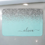 Alfombrilla De Baño Monograma del Purpurina plateado Verde azulado azu<br><div class="desc">Aqua Blue - Verde azulado y plateado Purpurina de esparkle manuscrito Monograma Nombre Bath Mats. Esto hace que la graduación perfecta, el cumpleaños, el boda, la ducha de novia, el aniversario, la ducha de bebé o la fiesta de soltera sea un regalo para alguien que ama el lujo glam y...</div>
