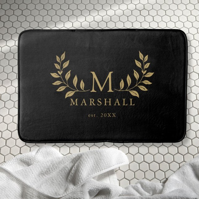 Alfombrilla De Baño Monograma Floral Moderno Negro y Dorado con Apelli (Black And Gold Modern Floral Monogram Family Name Bath Mat)
