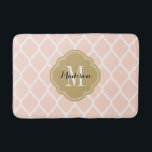 Alfombrilla De Baño Monograma marroquí de quatrefoil rosa y dorado de<br><div class="desc">Alfombra de barro de baño impreso en personalizado con un elegante patrón marroquí de quatrefoil. Personalízalo con su monograma u otro texto en un marco de quatrefoil de moda. Haga clic en Personalizar para cambiar texto y tipos de letra para crear un regalo único de un tipo.</div>