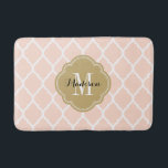 Alfombrilla De Baño Monograma marroquí de quatrefoil rosa y dorado de<br><div class="desc">Alfombra de barro de baño impreso en personalizado con un elegante patrón marroquí de quatrefoil. Personalízalo con su monograma u otro texto en un marco de quatrefoil de moda. Haga clic en Personalizar para cambiar texto y tipos de letra para crear un regalo único de un tipo.</div>