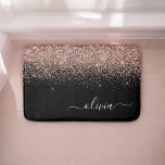 Alfombrilla De Baño Monograma monograma de guion de Purpurina rosa de<br><div class="desc">Oro negro y rosa - Cubierta monograma con el nombre de la cuchara de brillo rosado. Esto hace que la graduación perfecta, el cumpleaños, el boda, la ducha de novia, el aniversario, la ducha de bebé o la fiesta de soltera sea un regalo para alguien que ama el lujo glam...</div>