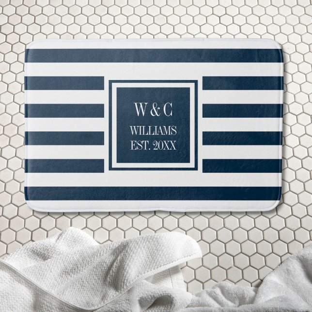 Alfombrilla De Baño Monograma personalizado azul marino y raya blanca (Personalized Monogram Navy Blue White Stripe Bath Mat)