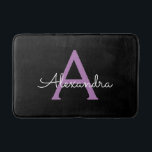 Alfombrilla De Baño Morado Black Script Girly Monograma Nombre<br><div class="desc">Matas de Bath de escritura simple negra y púrpura. Esto hace que la graduación perfecta,  el cumpleaños,  el boda,  la ducha de novia,  el aniversario,  la ducha de bebé o la fiesta de soltera sea un regalo para alguien que ama el lujo glam y los estilos de moda.</div>