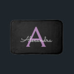 Alfombrilla De Baño Morado Black Script Girly Monograma Nombre<br><div class="desc">Matas de Bath de escritura simple negra y púrpura. Esto hace que la graduación perfecta,  el cumpleaños,  el boda,  la ducha de novia,  el aniversario,  la ducha de bebé o la fiesta de soltera sea un regalo para alguien que ama el lujo glam y los estilos de moda.</div>