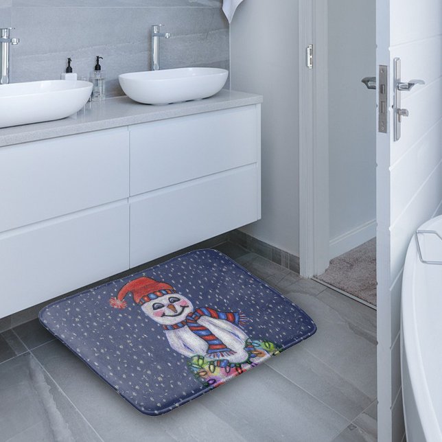 Alfombrilla De Baño Navidades alumbran Snowman Snowflakes (Snowman red blue hat scarf holding glowing Christmas lights in snow on dark blue bath mat.)