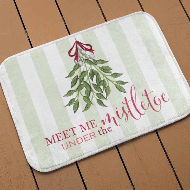 Alfombrilla De Baño Navidades Holiday Merry Mistletoe Whimsical Fun (Christmas holiday mistletoe holiday bath mat)