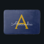 Alfombrilla De Baño Navy Blue Gold Modern Script Girly Monograma Nombr<br><div class="desc">Monograma con nombre de Bath Mats de escritura simple azul marino y oro. Esto hace que la graduación perfecta, el cumpleaños, el boda, la ducha de novia, el aniversario, la ducha de bebé o la fiesta de soltera sea un regalo para alguien que ama el lujo glam y los estilos...</div>