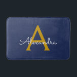 Alfombrilla De Baño Navy Blue Gold Modern Script Girly Monograma Nombr<br><div class="desc">Monograma con nombre de Bath Mats de escritura simple azul marino y oro. Esto hace que la graduación perfecta, el cumpleaños, el boda, la ducha de novia, el aniversario, la ducha de bebé o la fiesta de soltera sea un regalo para alguien que ama el lujo glam y los estilos...</div>