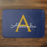 Alfombrilla De Baño Navy Blue Gold Modern Script Girly Monograma Nombr<br><div class="desc">Monograma con nombre de Bath Mats de escritura simple azul marino y oro. Esto hace que la graduación perfecta, el cumpleaños, el boda, la ducha de novia, el aniversario, la ducha de bebé o la fiesta de soltera sea un regalo para alguien que ama el lujo glam y los estilos...</div>