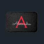 Alfombrilla De Baño Nombra de monograma de guión negro rojo<br><div class="desc">Matas de Bath con un monograma sencillo negro y rojo. Esto hace que la graduación perfecta,  el cumpleaños,  el boda,  la ducha de novia,  el aniversario,  la ducha de bebé o la fiesta de soltera sea un regalo para alguien que ama el lujo glam y los estilos de moda.</div>
