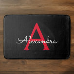 Alfombrilla De Baño Nombre con Monograma de Letra Red Black Script Gir<br><div class="desc">Alfombras de baño con nombre de monograma de letra simple negra y roja. Esto hace que el regalo perfecto de graduación,  cumpleaños,  boda,  despedida de soltera,  aniversario,  baby shower o fiesta de soltera para alguien que ama el glamour de lujo y los estilos chic.</div>