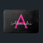 Alfombrilla De Baño Nombre de monograma de chica con escritura negra r<br><div class="desc">Alfombras de baño con monograma de nombre de escritura simple en negro y rosa caliente. Esto hace el regalo perfecto de graduación,  cumpleaños,  boda,  despedida de soltera,  aniversario,  baby shower o fiesta de soltera para alguien que ama el glamour de lujo y los estilos chic.</div>