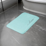Alfombrilla De Baño Nombre de Monograma del Guión Azul Verde azulado M<br><div class="desc">Aqua Blue Teal Simple Script Monograma Nombre Bath Mats. Esto hace que la graduación perfecta,  el cumpleaños,  la boda,  la ducha de novia,  el aniversario,  la ducha de bebé o la fiesta de soltera sea un regalo para alguien que ama el lujo glam y los estilos elegantes.</div>